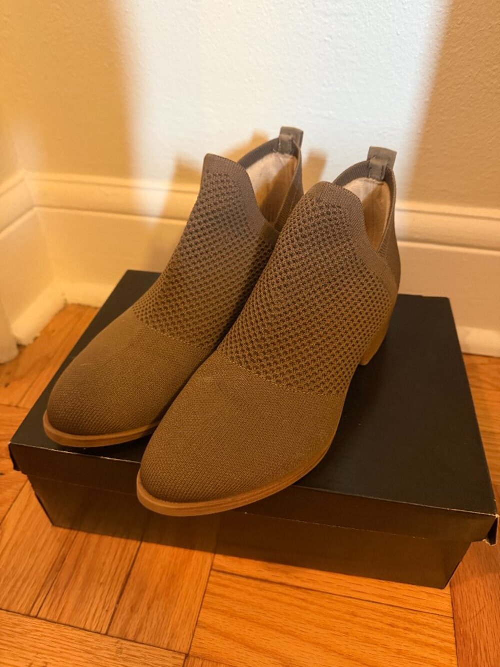 SM New York Size 8 Pull-On Knit Ankle Booties in Caramel Brown